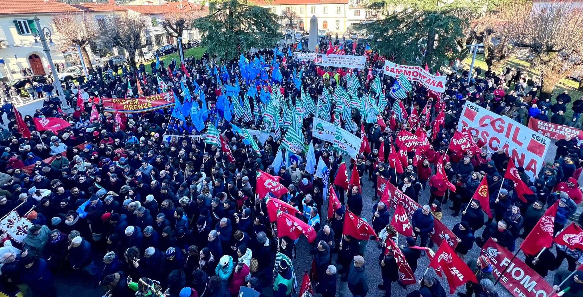 Tragedia di Calenzano, centinaia di persone in piazza: “Basta morti sul lavoro”