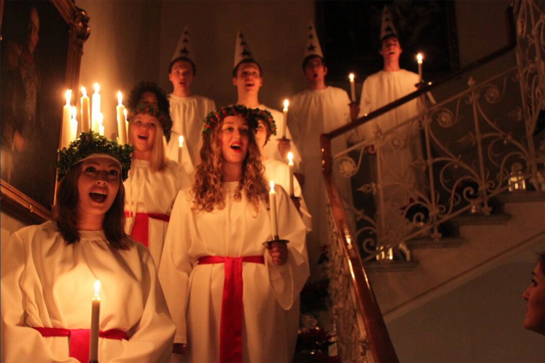 Un coro di voci bianche sul sagrato di Santa Croce per la festa di Santa Lucia