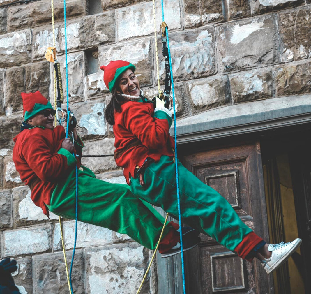 Sara Funaro si cala da Palazzo Vecchio: sindaca acrobata con i doni per i bambini