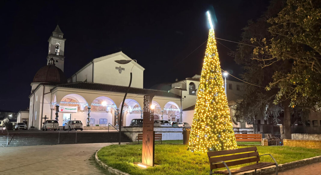 Empoli città del Natale: si illuminano 26 alberi