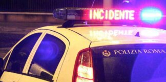 Roma, scontro fra due auto in via Tuscolana: 2 morti e due bimbi estratti da lamiere