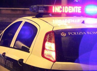 Roma, scontro fra due auto in via Tuscolana: 2 morti e due bimbi estratti da lamiere