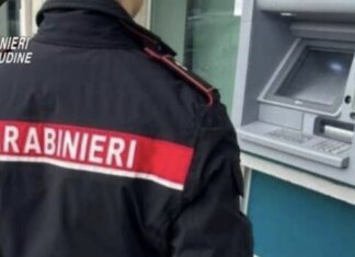 Fingono di aiutare anziani allo sportello bancomat per sottrarre loro denaro: arrestati in tre