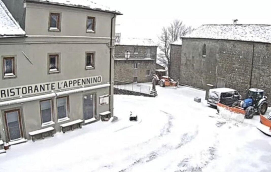 Scende la prima vera neve in Toscana: oltre 25 centimetri al passo della Cisa