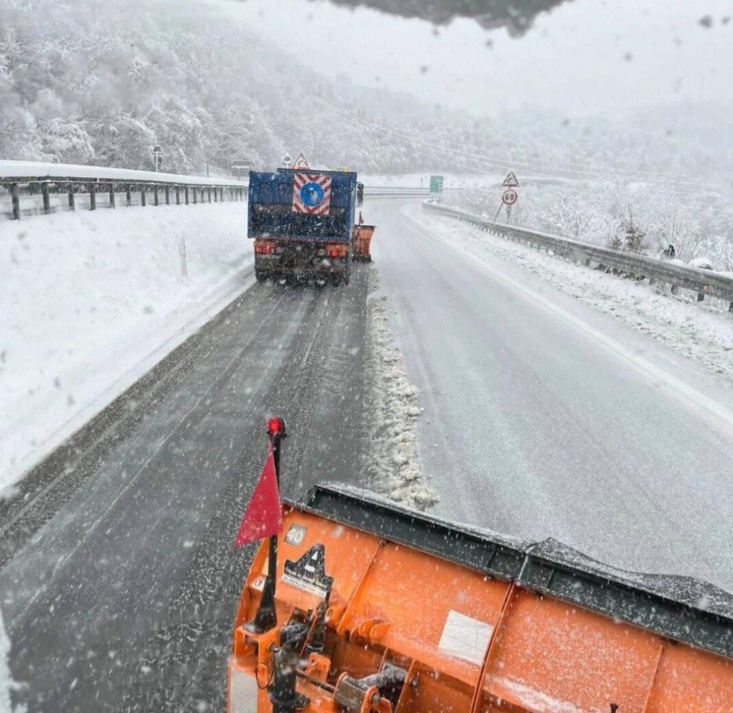 Neve in Toscana: spazzaneve in azione. Allerta meteo