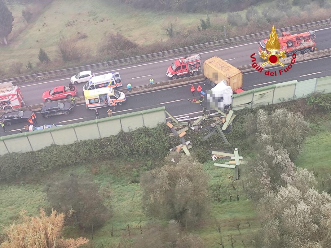 Camion di traverso dopo un incidente blocca per ore la FiPiLi