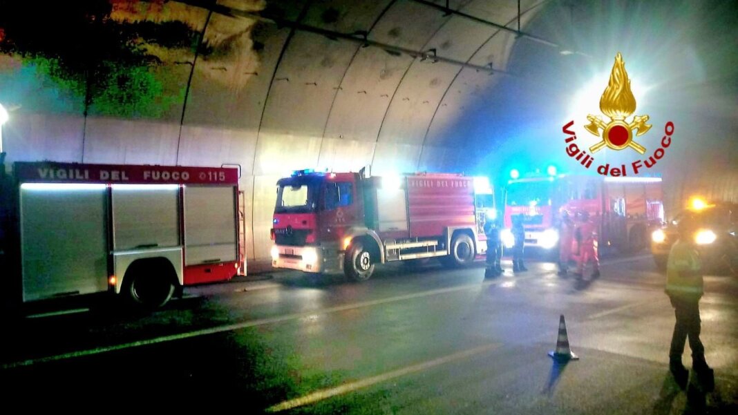 Tragico scontro in A1 fra due auto e un furgone: due morti e un ferito grave