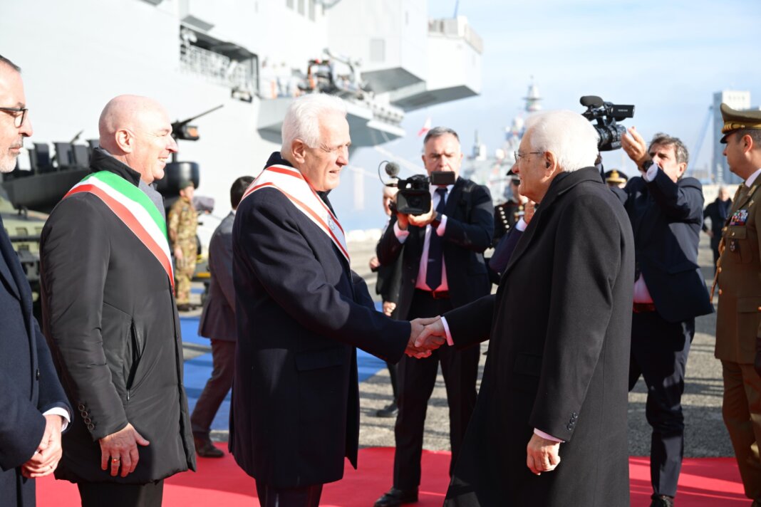 Presidente Mattarella a Livorno con ministro Crosetto: giuramento cadetti a bordo nave Trieste