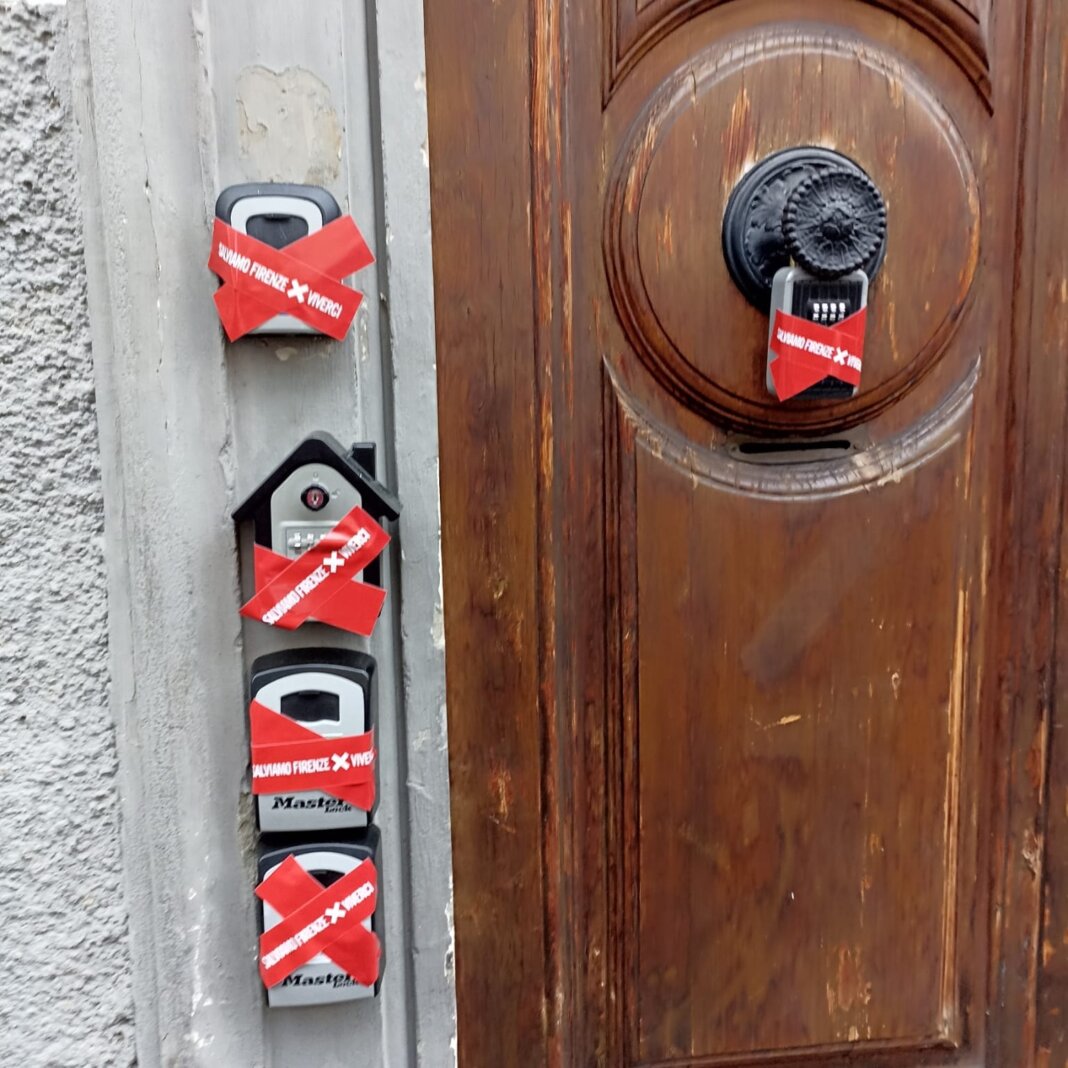 Blitz contro affitti brevi a Firenze: nastro adesivo su keybox