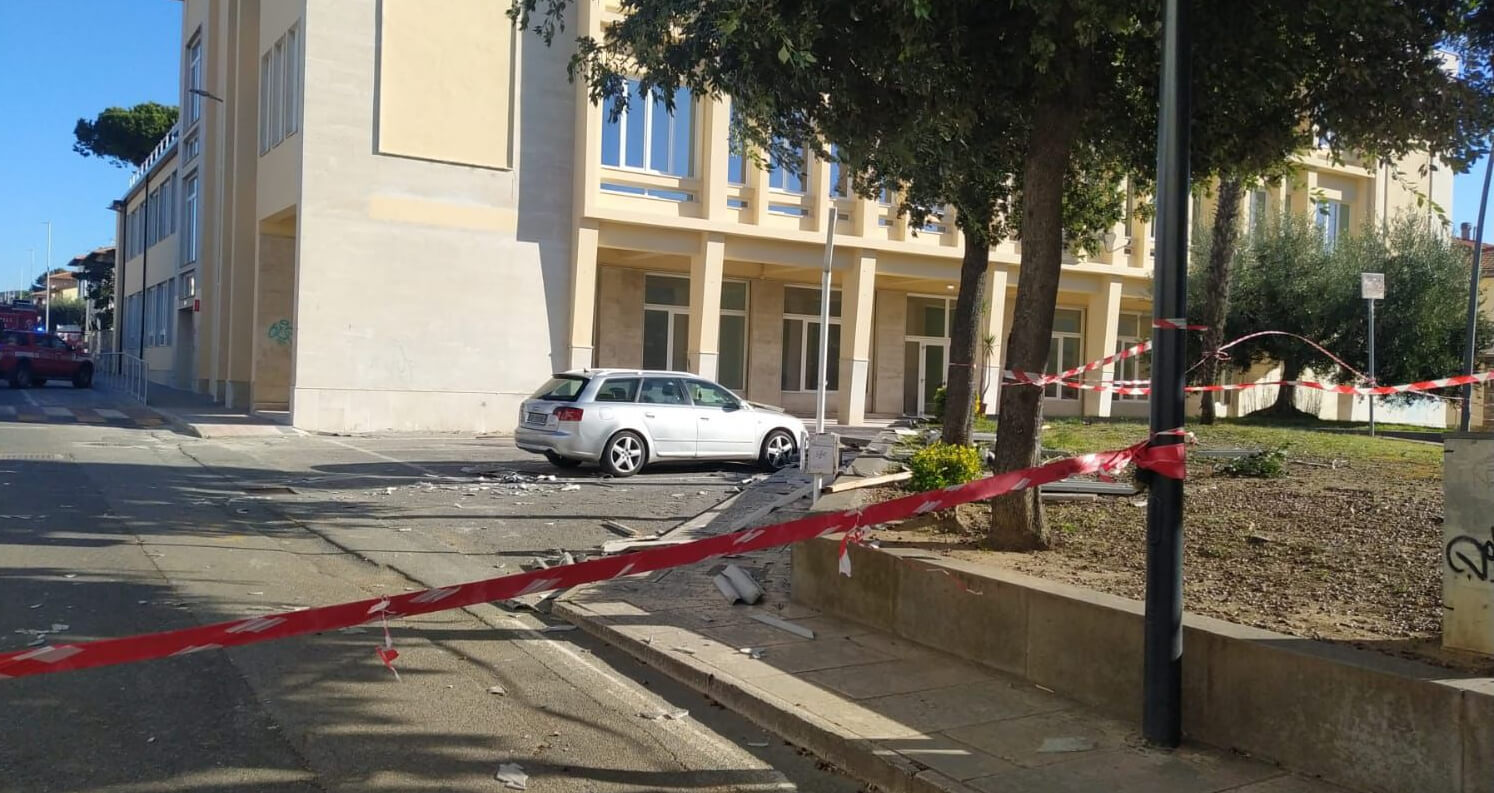 Raffiche di grecale a Rosignano, vola il tetto di una scuola. Il sindaco: “Non c’è amianto”