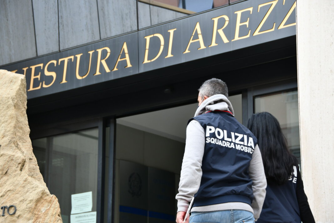 Appicca un incendio alla Questura di Arezzo: arrestato