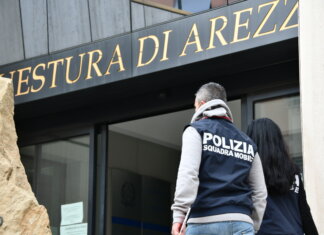 Sottrae il cellulare a un anziano poi chiede il ‘riscatto’ per restituirlo: individuato e arrestato