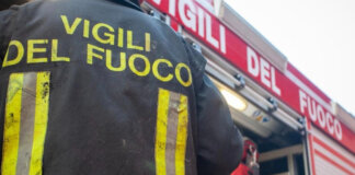Fiamme di sterpaglie e canneto lungo la statale 67: vigili del fuoco in azione a Pontedera