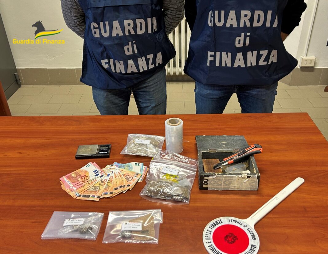 Spaccia hashish in casa: inchiodato dal via vai nel condominio