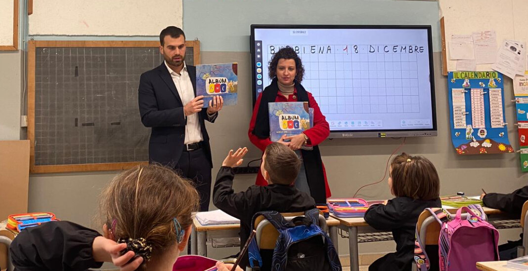 Centinaia di libri agli alunni di Bibbiena: il sindaco Vagnoli in classe