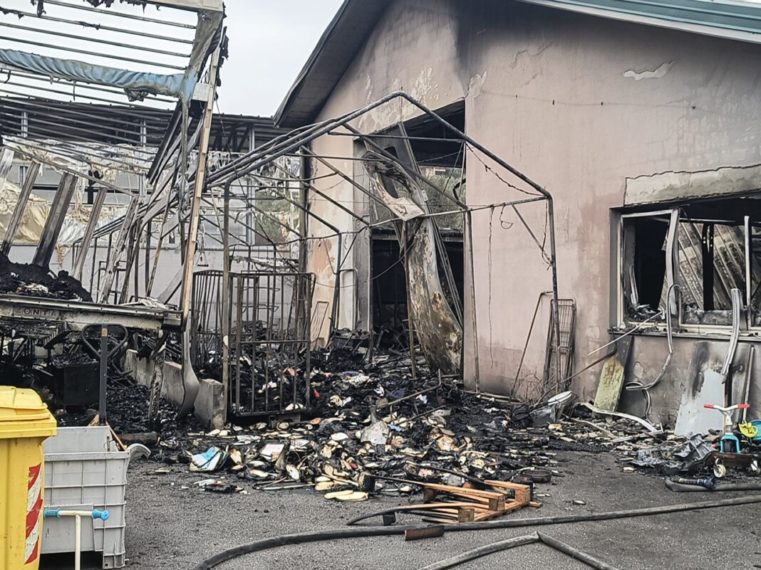 Incendio al centro del riuso di Vaiano, mobilitazione di solidarietà per RiciclAnde