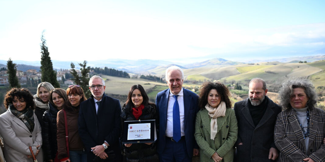 Valdichiana senese capitale toscana cultura 2025: Giani consegna le targhe ai sindaci