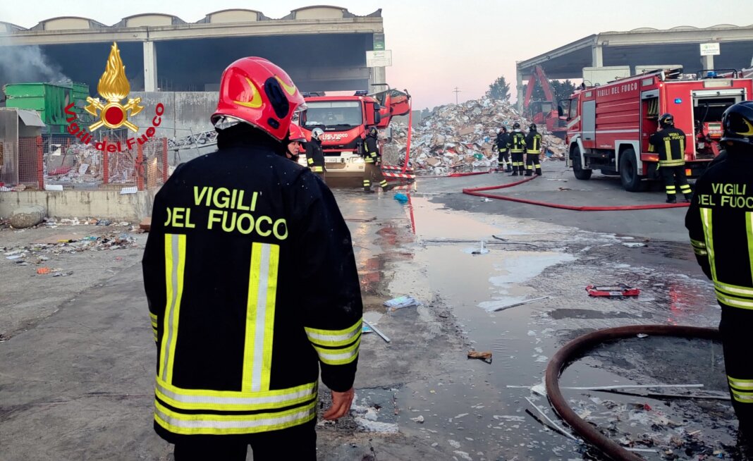 Incendio in zona industriale a Empoli: fiamme alimentate da forte vento