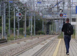 Persone sui binari, treni fermi sulla Genova-Savona: stop circolazione per 40 minuti