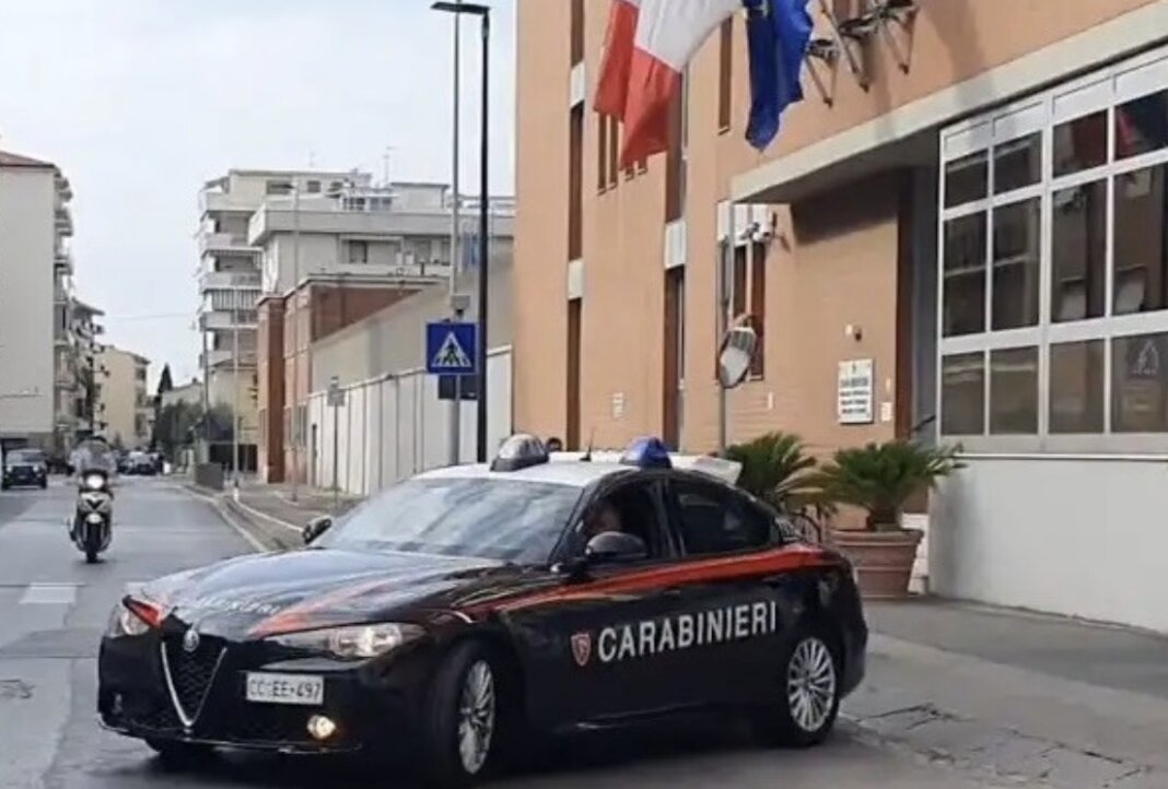 Minaccia i sanitari e distrugge gli arredi al pronto soccorso di Livorno: nei guai 40enne