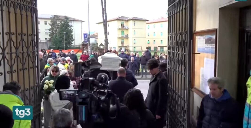 Tensione al funerale di Maati a Certaldo: rissa e insulti davanti alla chiesa