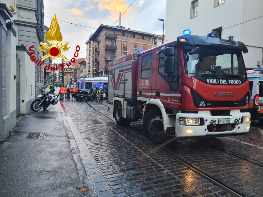 Donna incinta resta bloccata nel traffico, Polizia la scorta in ospedale