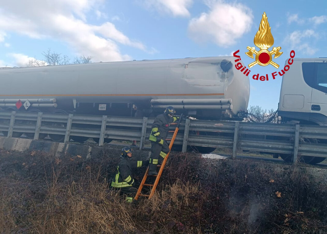 Tir carico di gasolio contro un guardrail: paura a Barberino