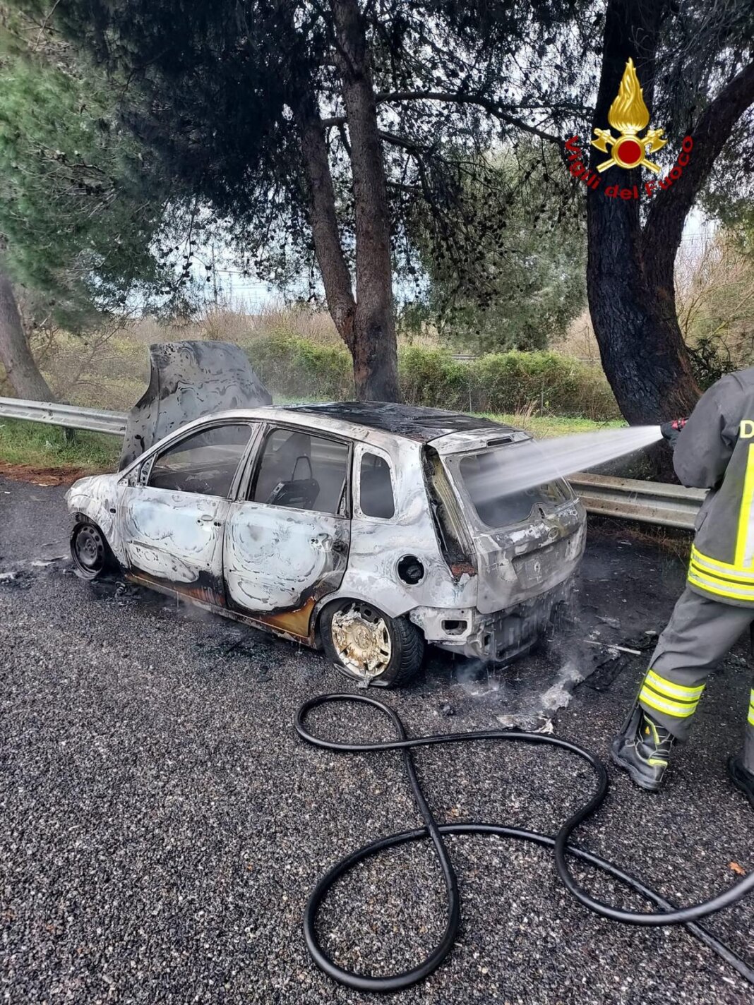 Auto in fiamme sull'Aurelia, paura a Grosseto