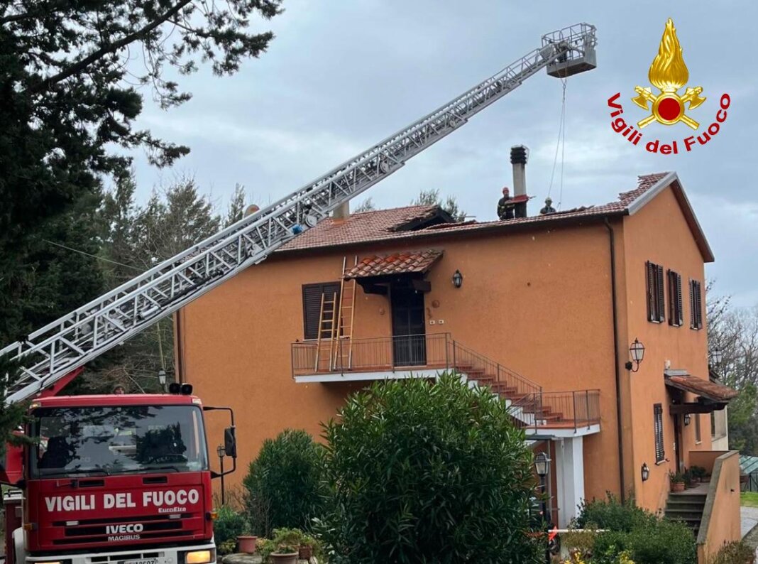 Incendio fra crollare una parte del tetto: tre famiglie evacuate a Castellina