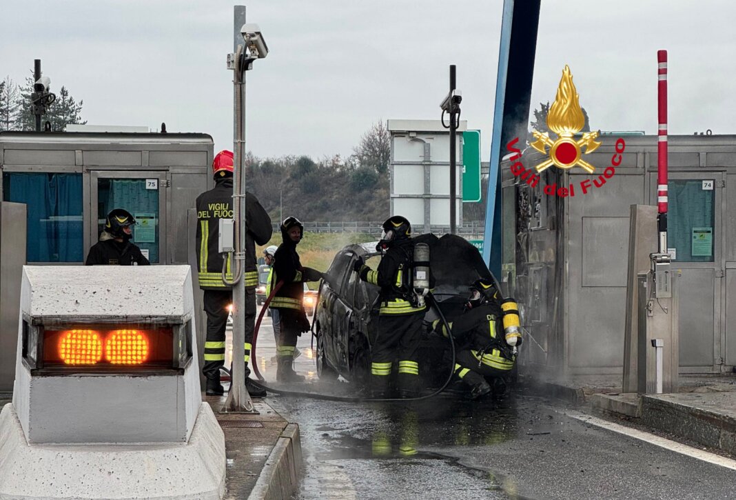 Auto in fiamme al casello di Firenze Impruneta