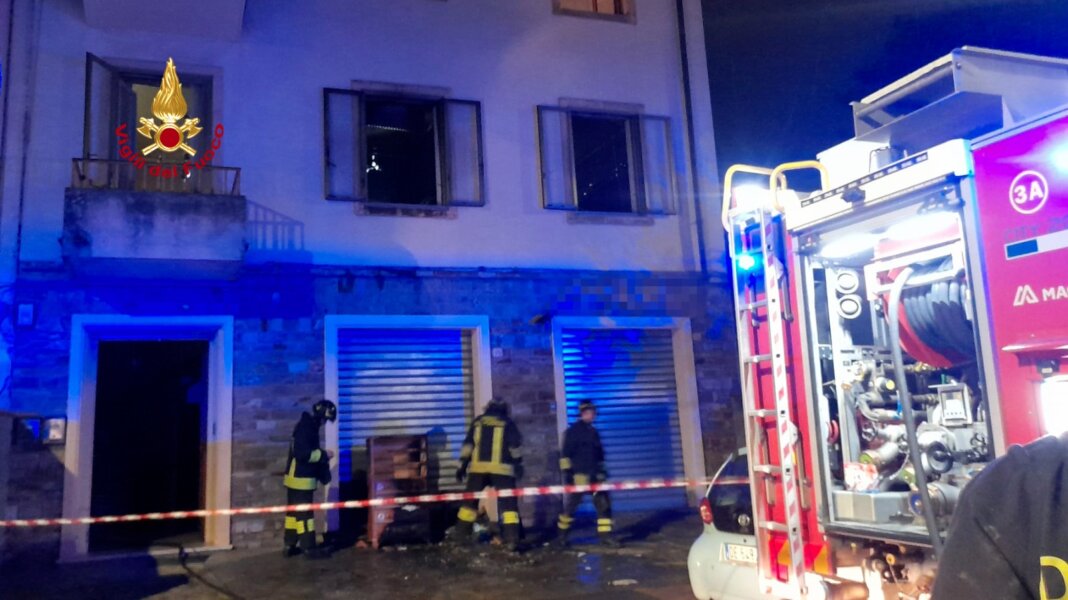 Tre persone evacuate per l'incendio di un appartamento a Firenze