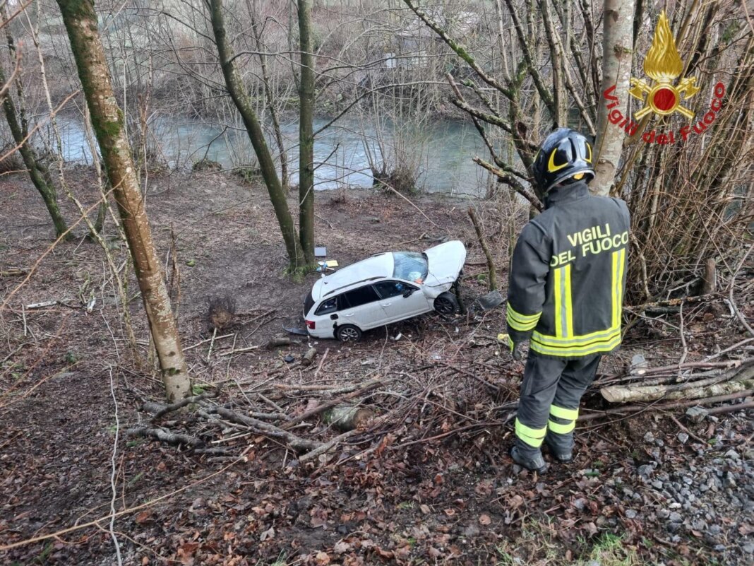 Esce di strada con l'auto e rimane incastrato fra le lamiere