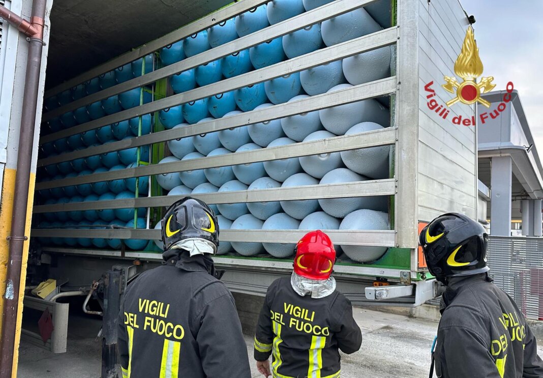 Paura per una fuga di gas da un carro carico di bombole a Foiano