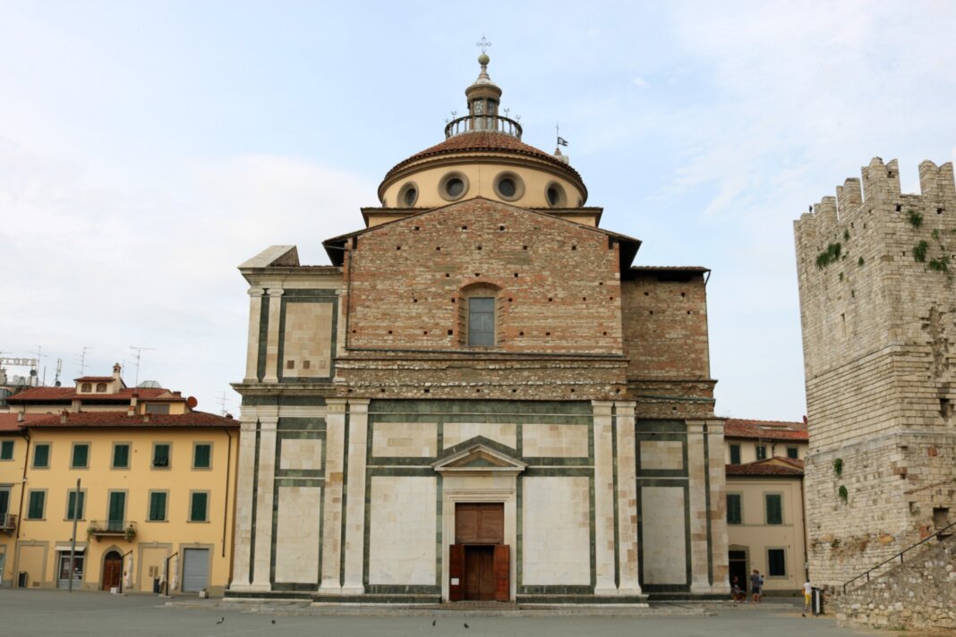 Sfondati i pannelli delle porte di legno di Santa Maria delle Carceri a Prato