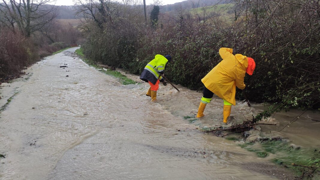 Allerta arancione in Toscana: bomba d'acqua a Firenze. Strade allagate