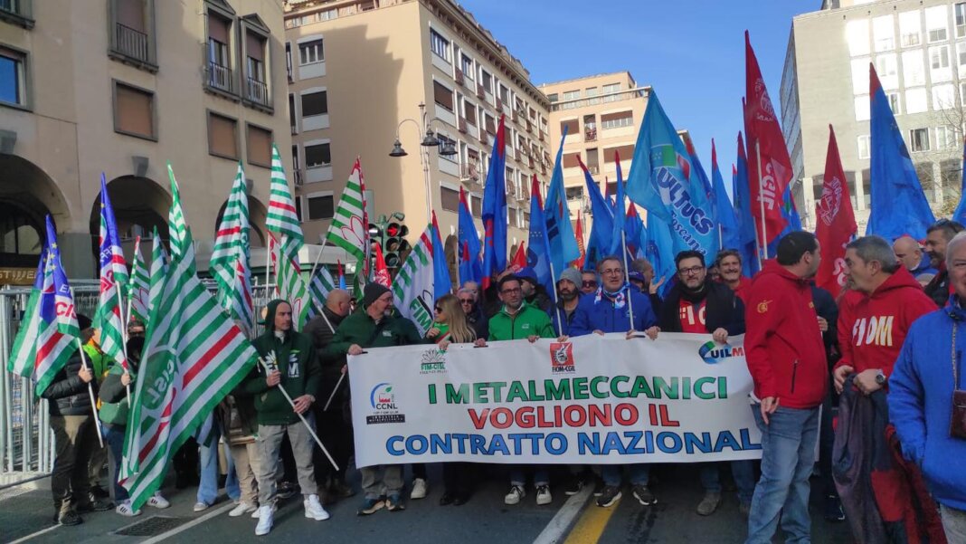 Metalmeccanici in corteo a Livorno: sciopero per rinnovo contratto lavoro