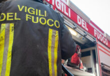 Treno esce dai binari sul ponte: paura nel fiorentino, evacuati i passeggeri Vigili del fuoco in azione