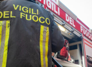Treno esce dai binari sul ponte: paura nel fiorentino, evacuati i passeggeri Vigili del fuoco in azione