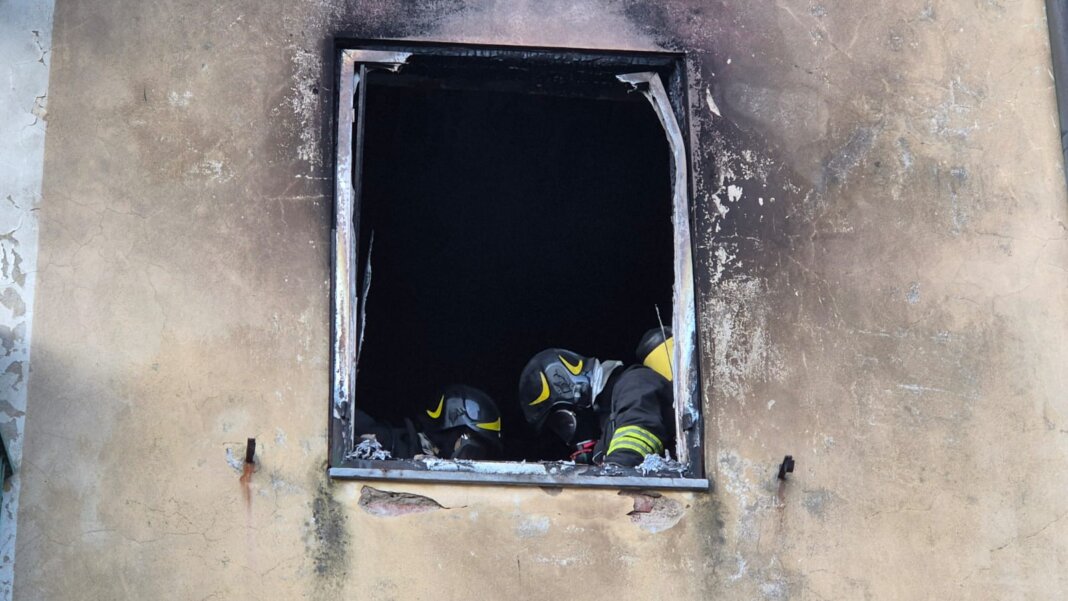 Incendio all'alba alle case Erp a Livorno: quattro in ospedale, uno è gravissimo