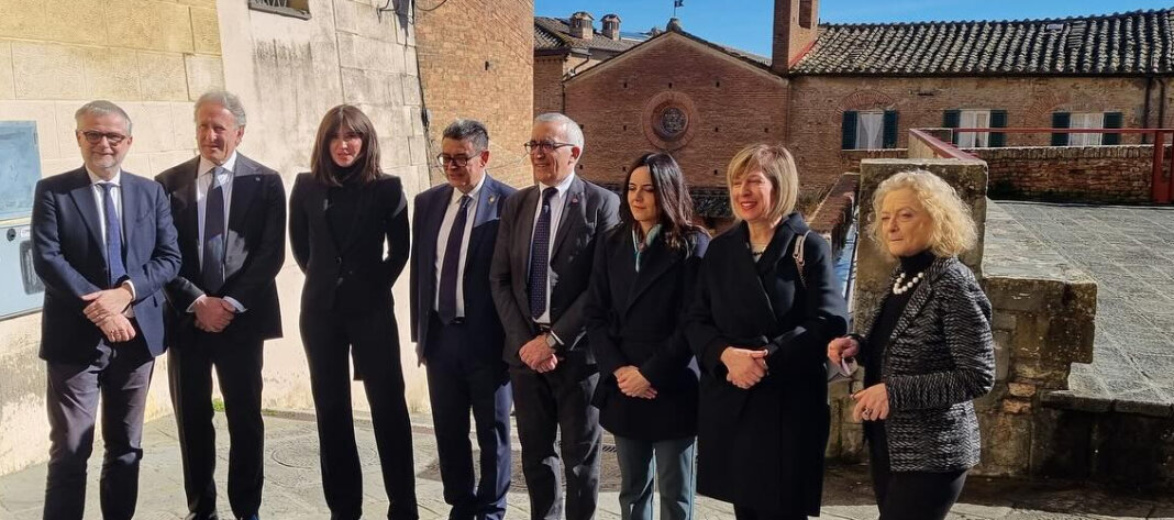Ministra Bernini a Siena, nuovi laboratori Università. Protesta studenti