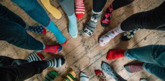 Calzini spaiati a scuola, inclusione sotto stress: quando la diversità cambia i ritmi