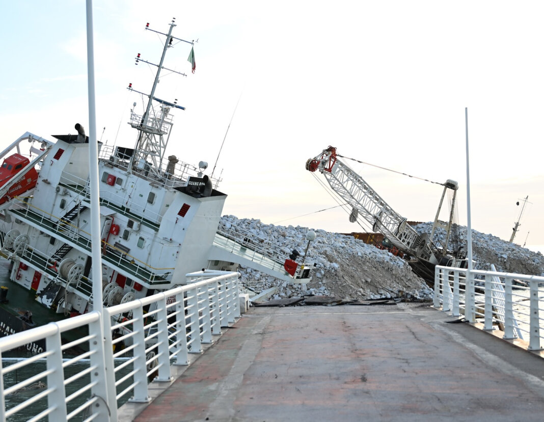 Guang Rong contro pontile a Marina di Massa: sopralluogo a bordo