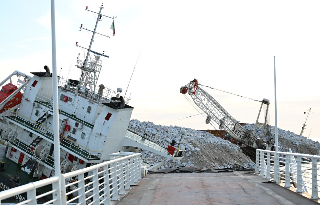 Nave Guang Rong a Marina di Massa: sopralluogo sindaci Persiani e Murzi