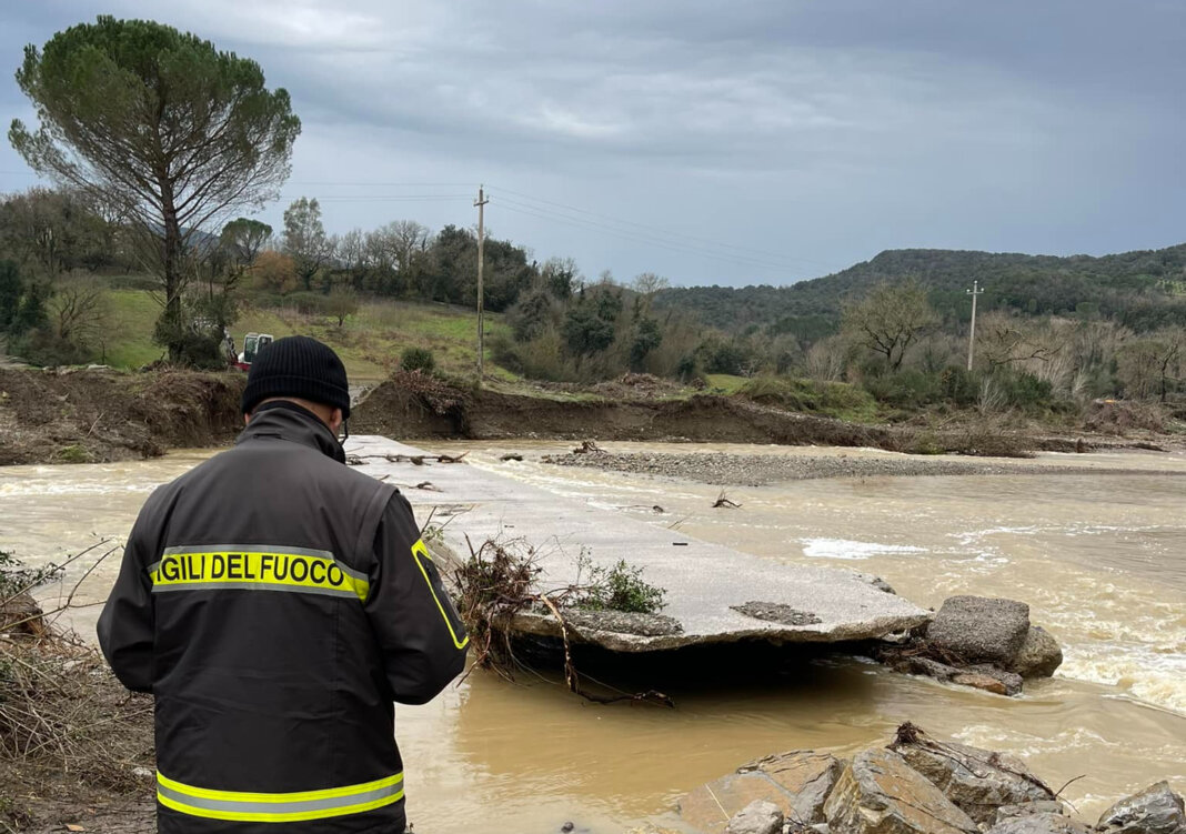 Allerta meteo arancione in Toscana: rischio idrogeologico e idraulico. Scuole chiuse