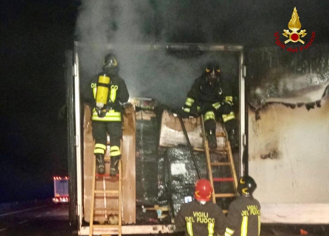 Camion in fiamme sulla corsia sud dell'Aurelia a Braccagni