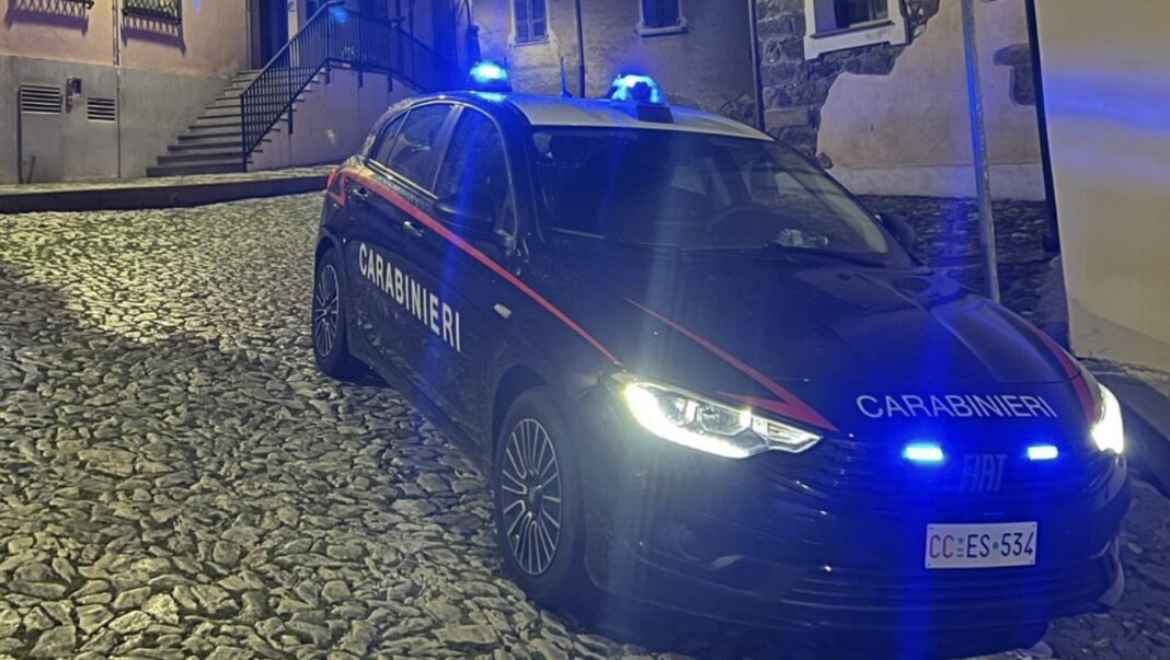 Aggredisce il rivale a bottigliete dopo una lite: 19enne ai domiciliari per tentato omicidio