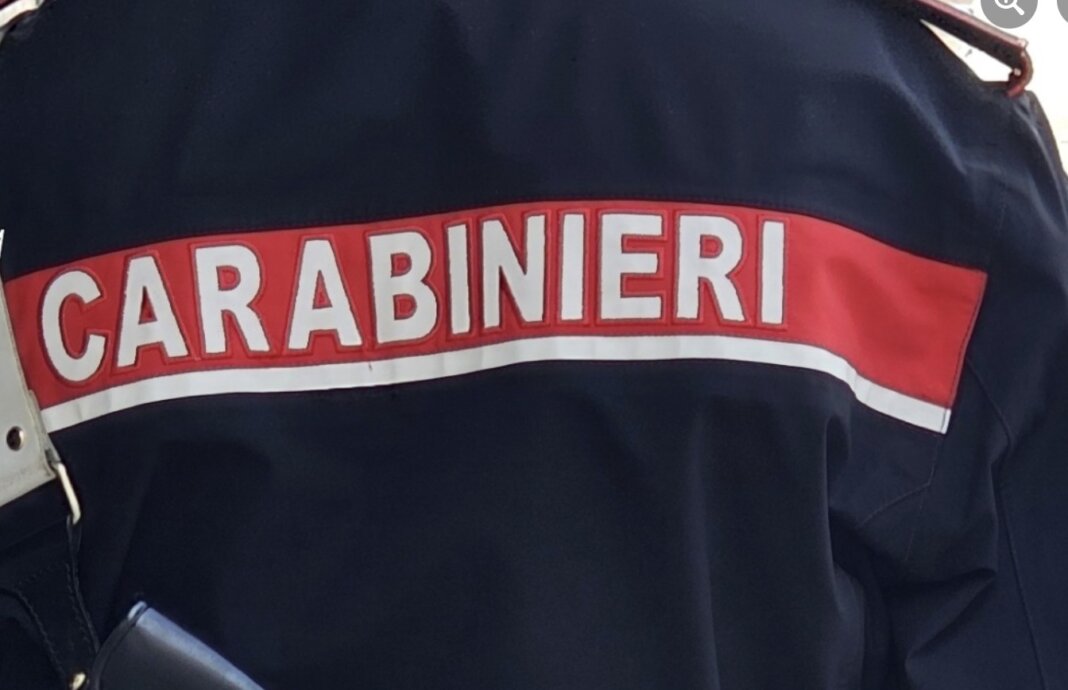 Aggredisce i carabinieri che lo fermano dopo la spaccata: in manette a Firenze