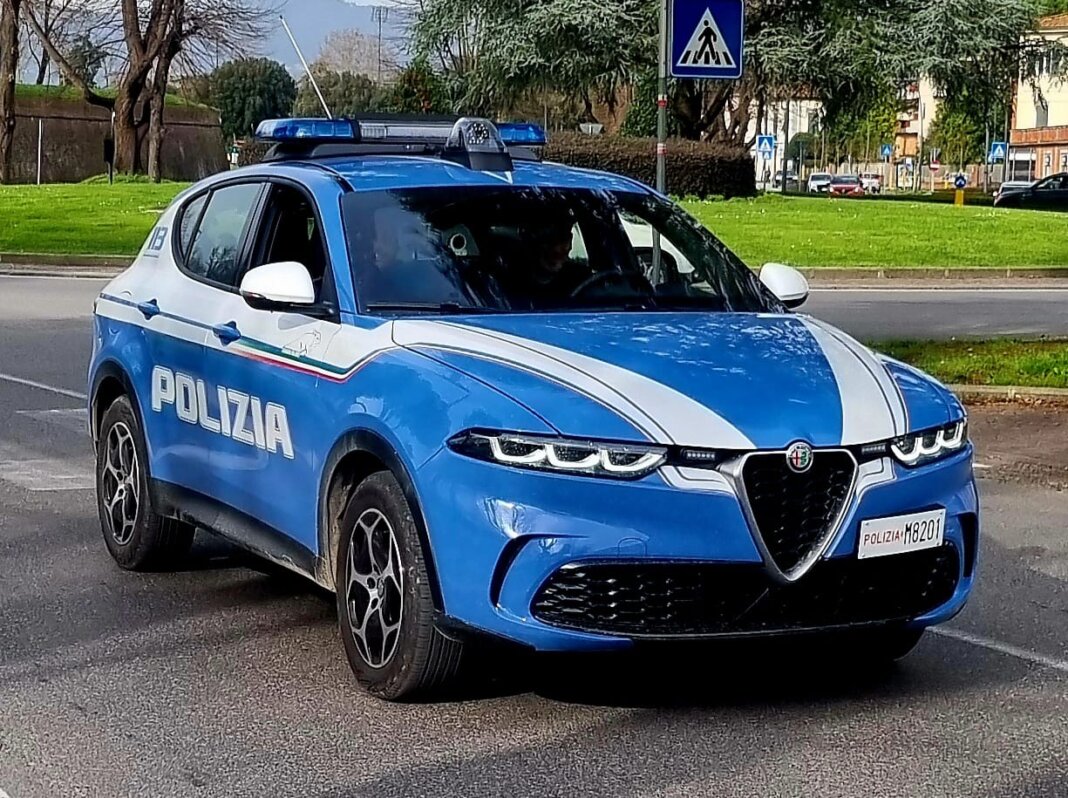 Tentano di rubare una bici da corsa nel giardino di casa di un poliziotto: arrestati