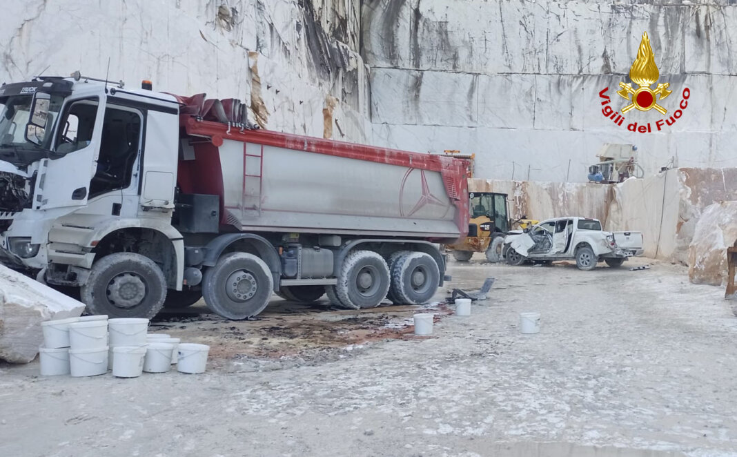 Esce di strada con il tir di marmo e fa un volo di tre metri