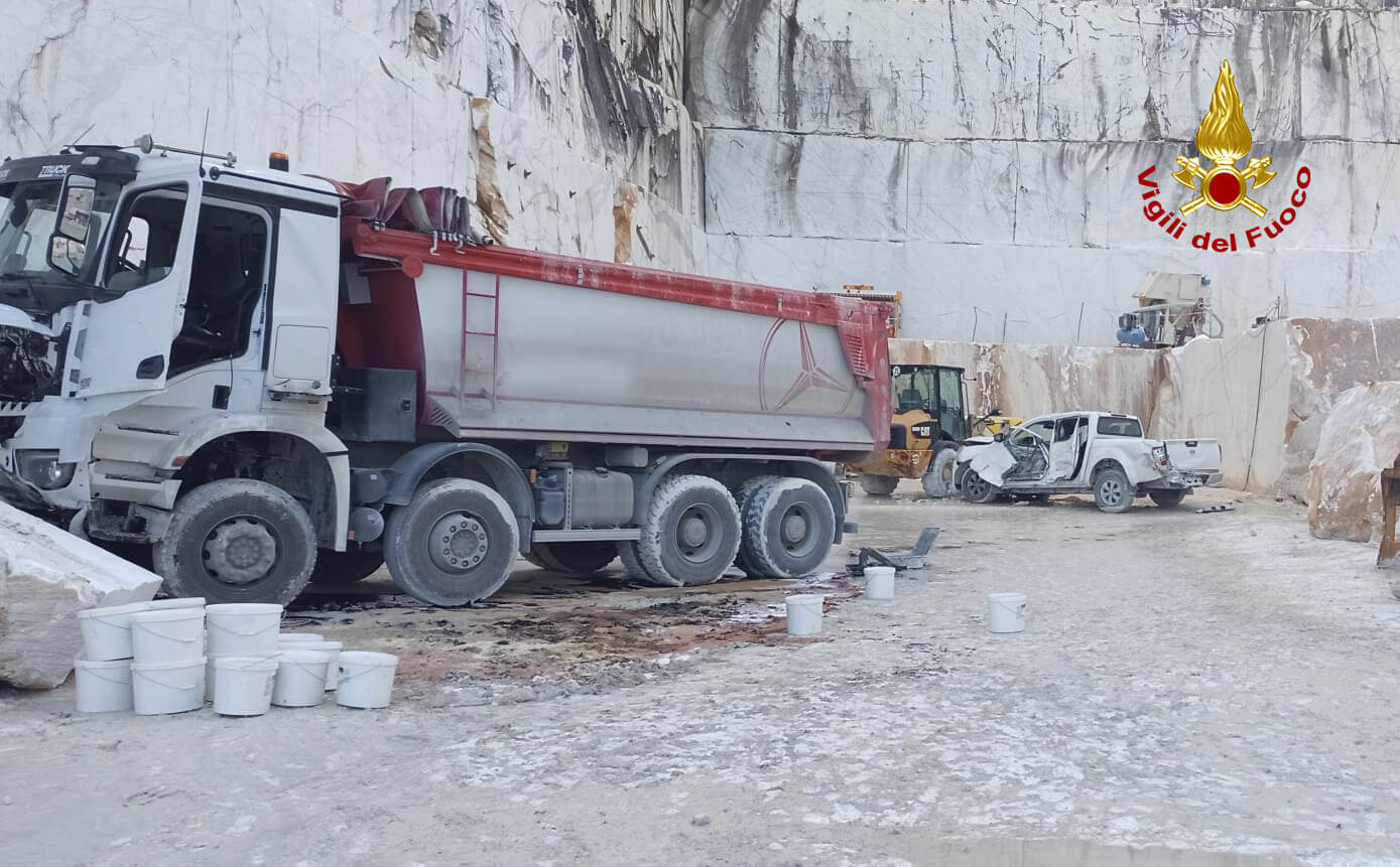 Esce di strada con il tir carico di marmo e fa un volo di tre metri